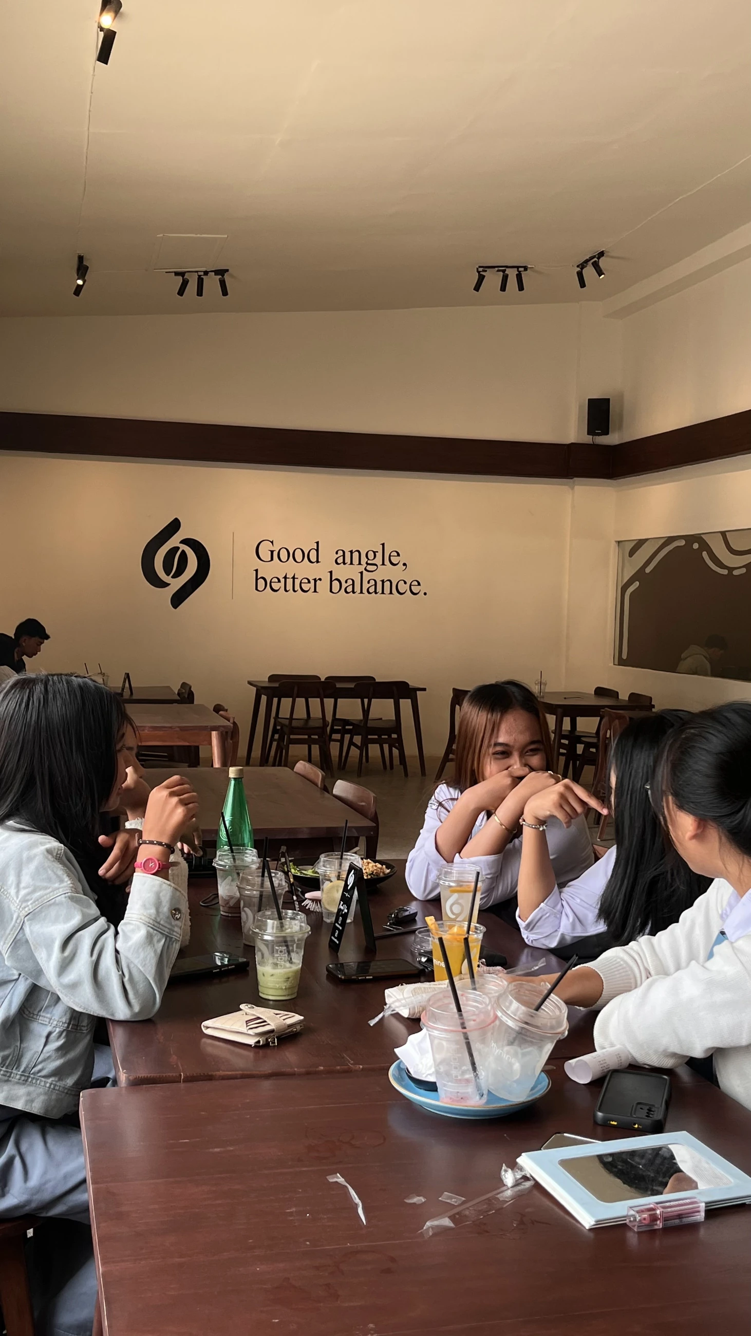 Teman-teman berkumpul di meja café SIXTYNINE Kediri