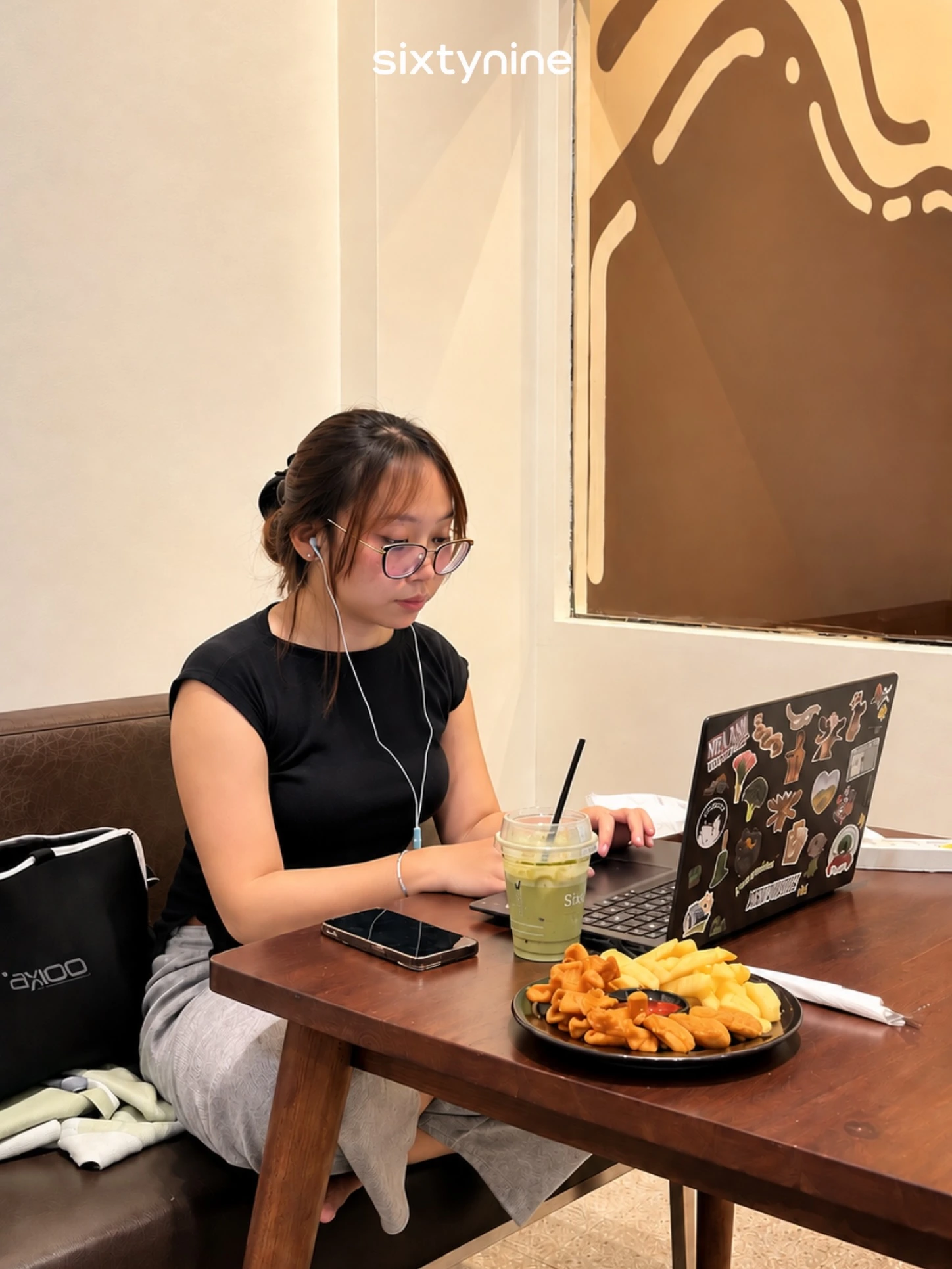 Pengunjung bekerja dengan laptop dan minuman di SIXTYNINE